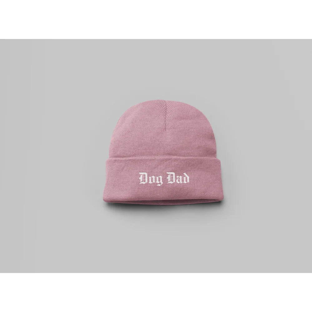 Bonnet en tricot rose avec âDog Dadâ brodé sur le devant.