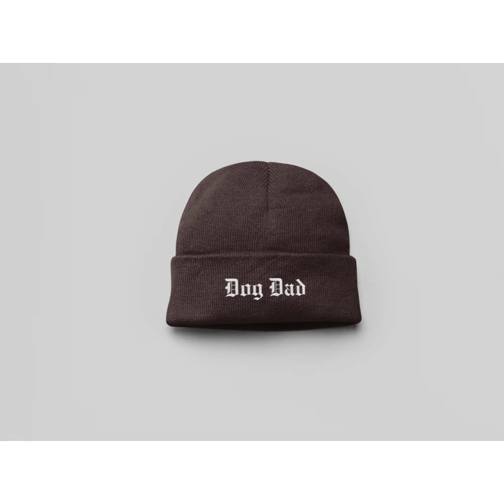 Bonnet en tricot marron avec âDog Dadâ brodé sur le devant.