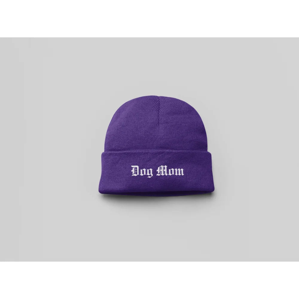 Bonnet en tricot violet avec โDog Momโ brodรฉ sur le revers.