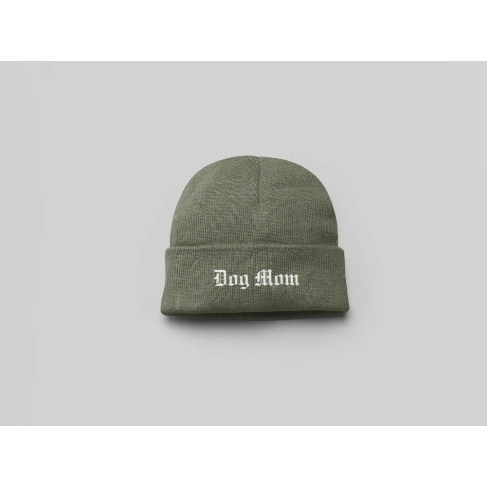 Bonnet en tricot vert olive avec âDog Momâ brodé sur le devant.