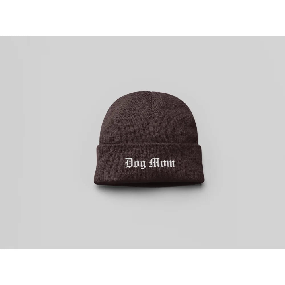 Bonnet en tricot marron avec âDog Momâ brodé sur le devant.
