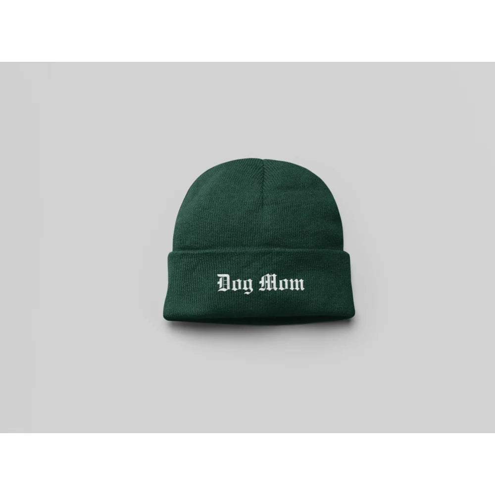 Bonnet en tricot vert foncรฉ avec โDog Momโ brodรฉ sur le revers.