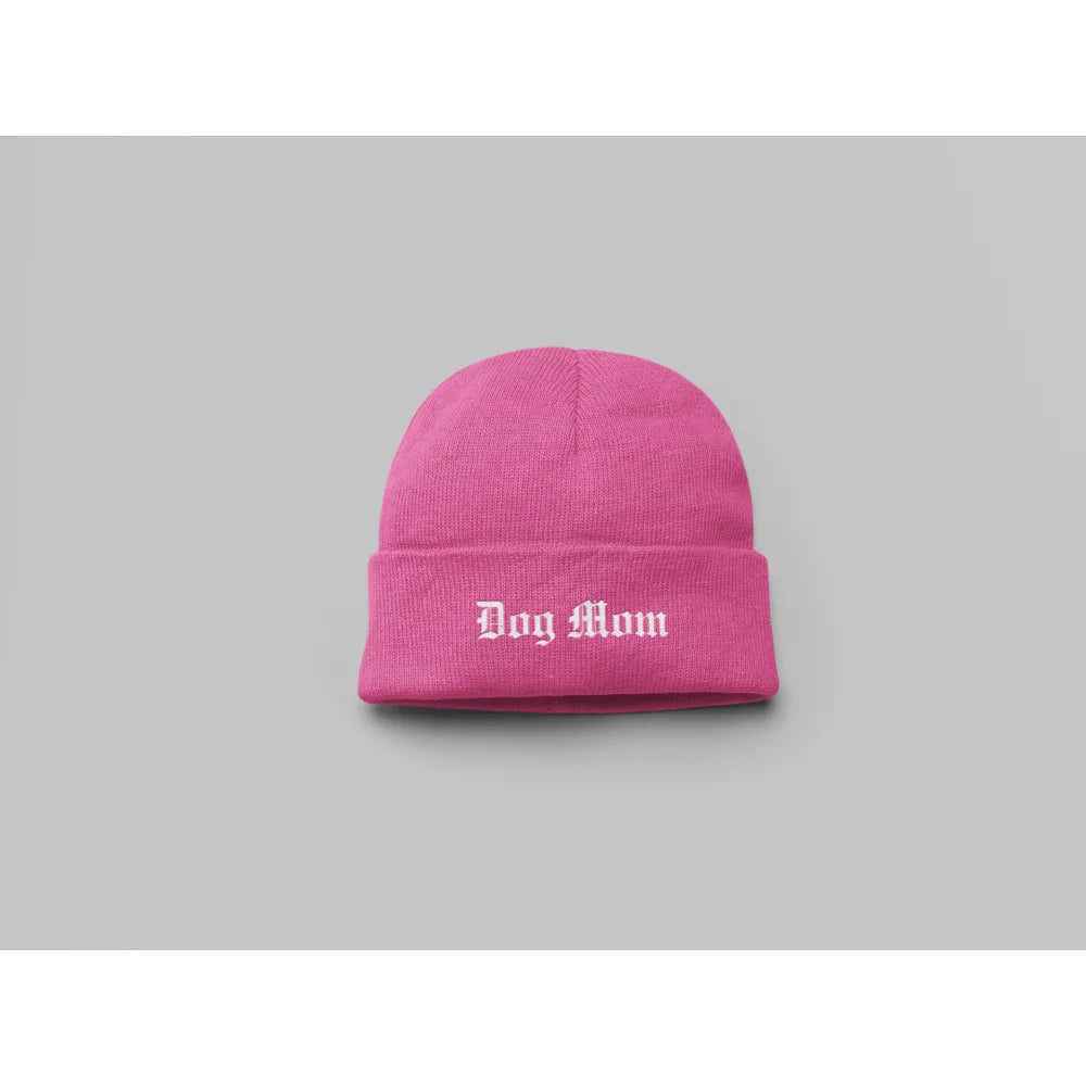 Bonnet en tricot rose vif avec โDog Momโ brodรฉ en texte blanc.