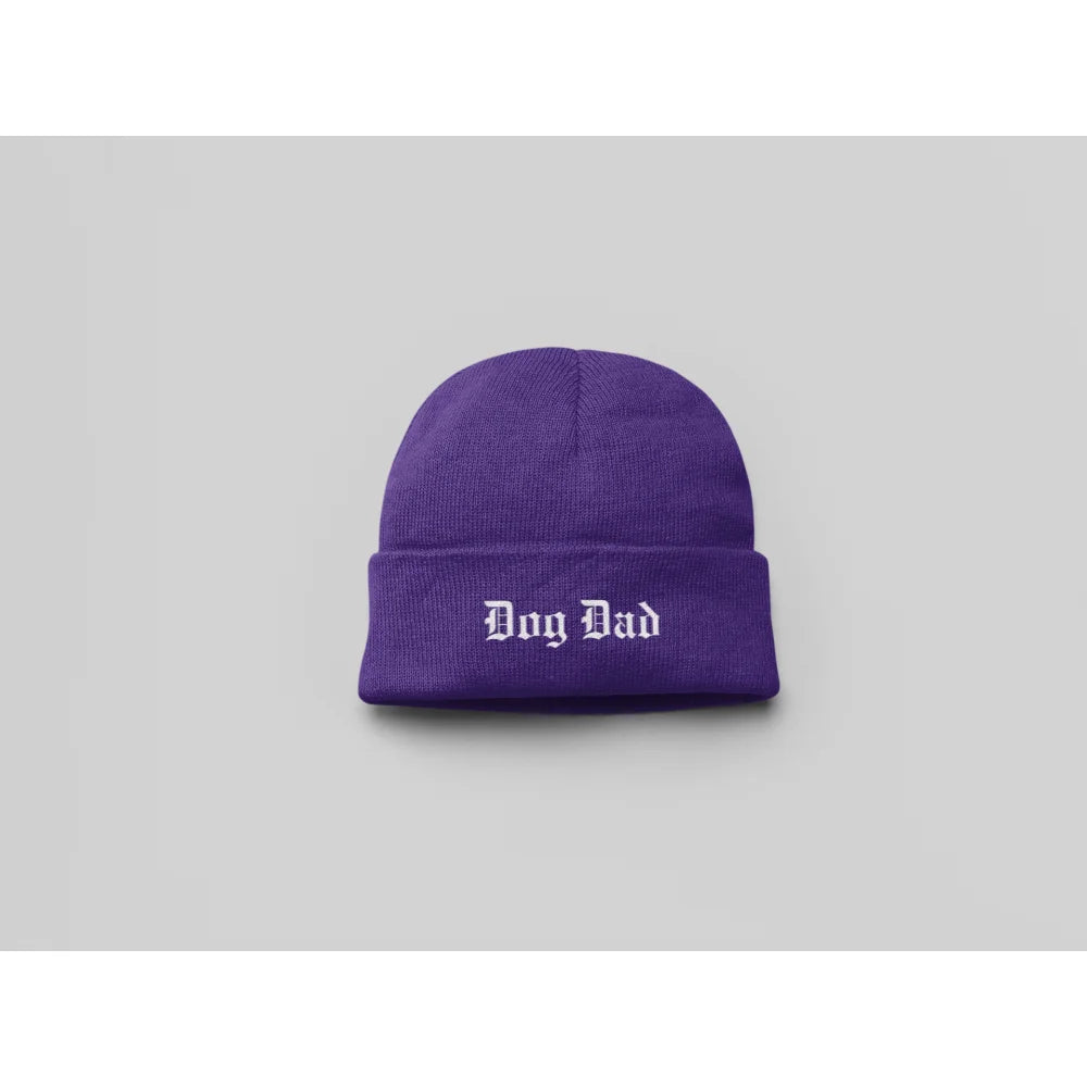 Bonnet en tricot violet avec âDog Dadâ brodé sur le revers.