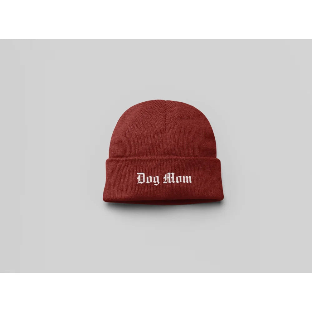 Bonnet en tricot rouge avec โDog Momโ brodรฉ sur le revers.