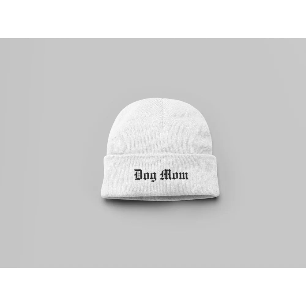 Bonnet en tricot blanc avec ’Dog Mom’ brodé sur le devant.