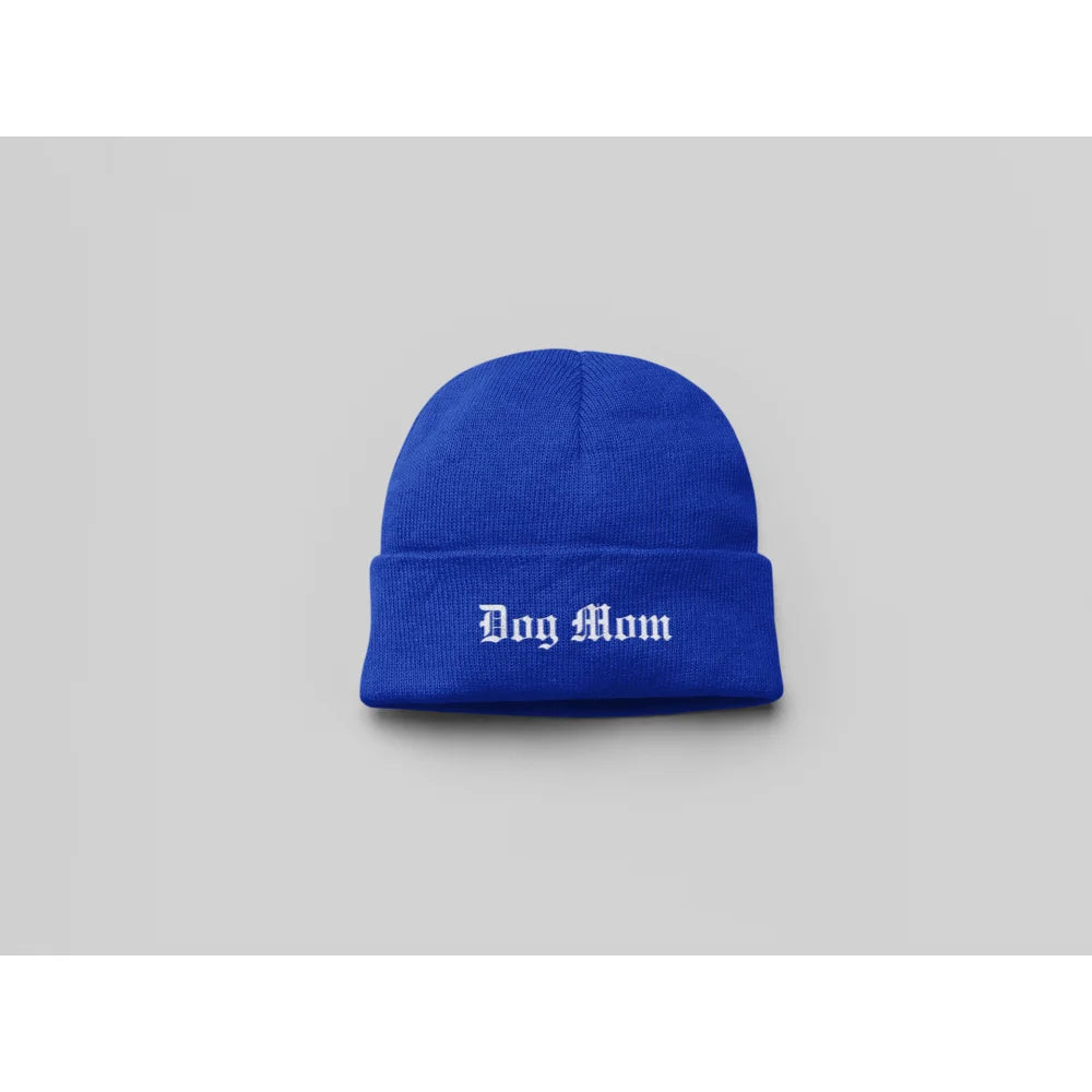 Bonnet en tricot bleu vif avec âDog Momâ brodé sur le revers.