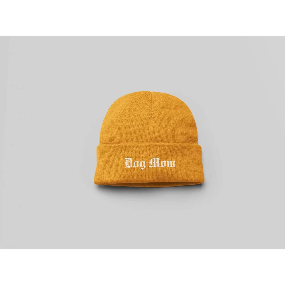 Bonnet en tricot jaune avec âDog Momâ brodé sur le devant.