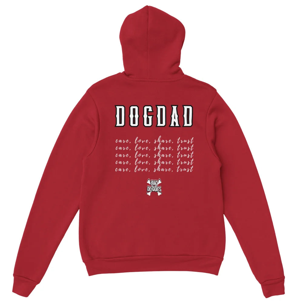 Sweat Ă capuche rouge avec texte âDOGDADâ et phrases rĂ©pĂ©tĂ©es imprimĂ©es dans le dos.