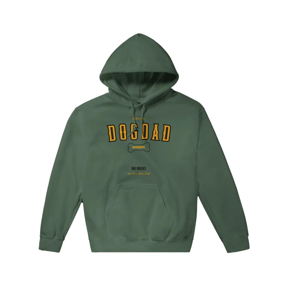 Sweat Ă capuche vert avec âDOGDADâ imprimĂ© en lettres jaunes sur le devant.