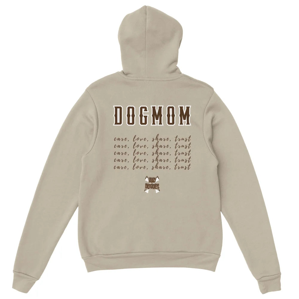 Sweat Ă capuche beige avec texte âDOGMOMâ et phrase rĂ©pĂ©tĂ©e imprimĂ©s dessus.