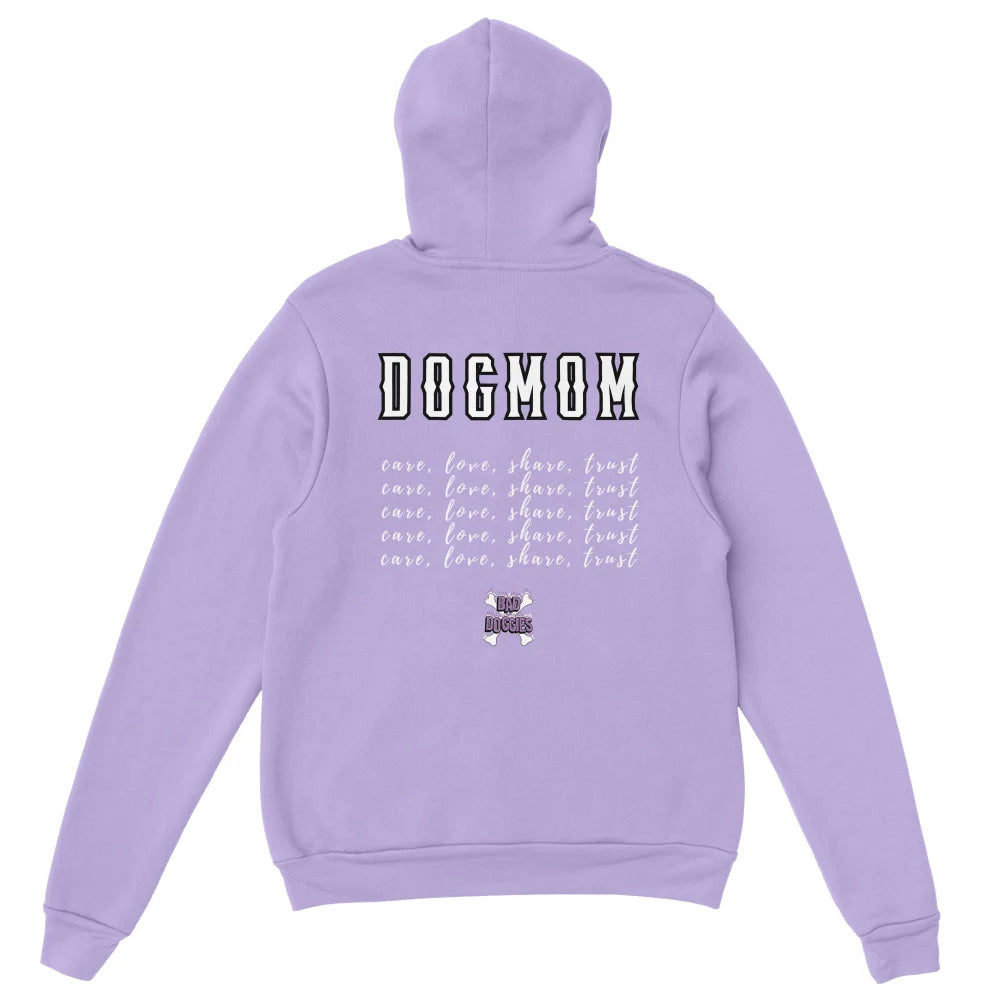 Sweat Ă capuche lavande avec texte âDOGMOMâ et phrases rĂ©pĂ©tĂ©es imprimĂ©s dessus.