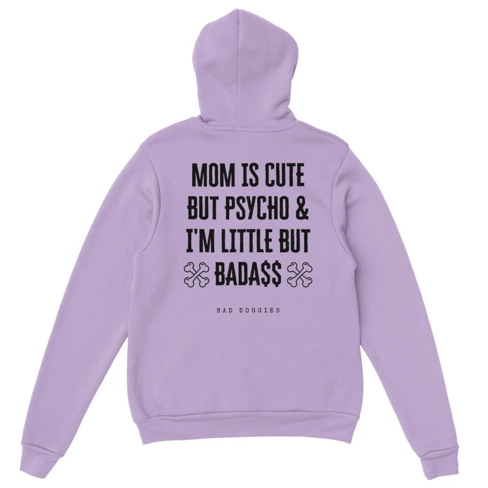 Sweat à capuche lavande avec texte noir sur la mère et le fait d’être un dur à cuire.