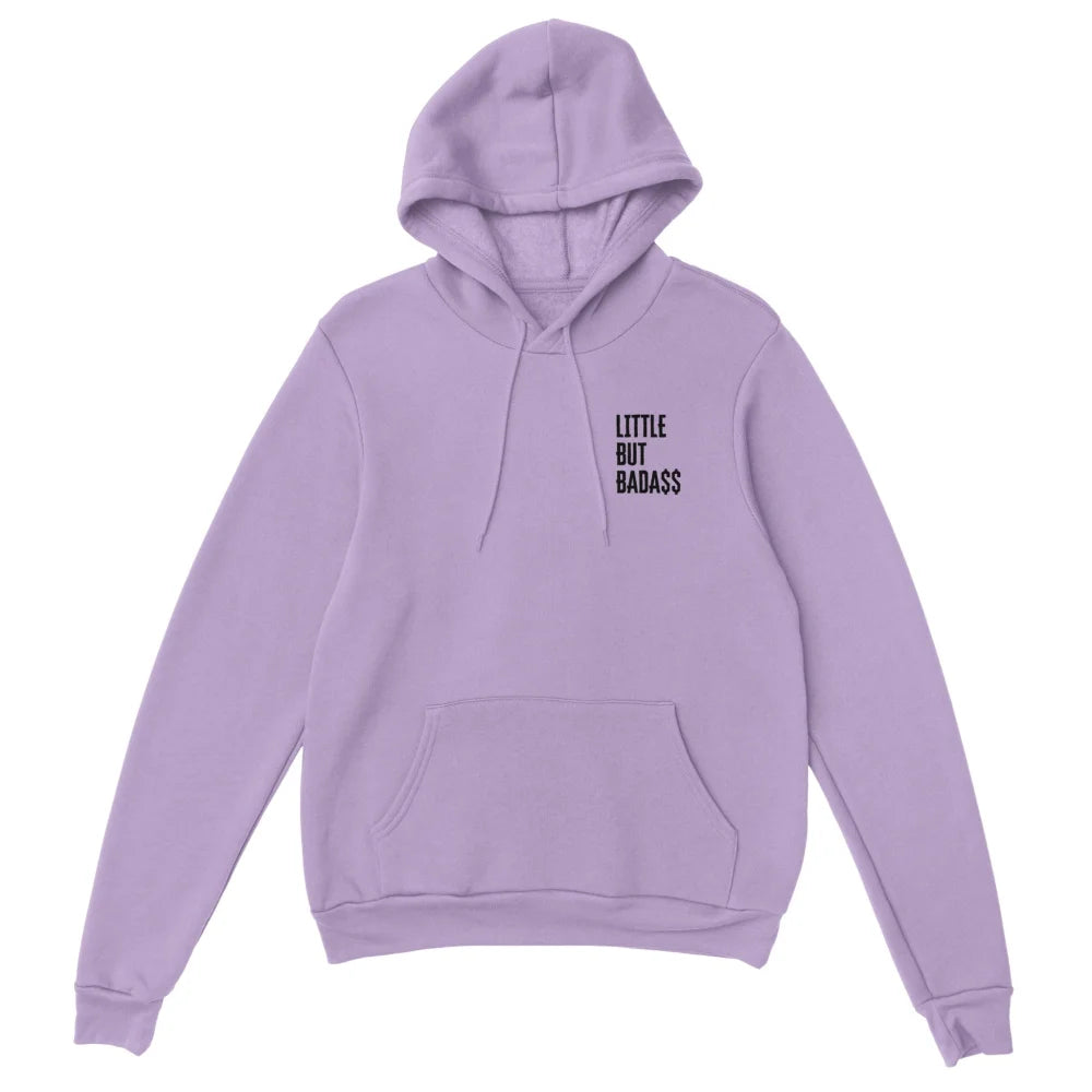 Sweat à capuche lavande avec texte ’LITTLE MISS BADASS’ sur la poitrine.