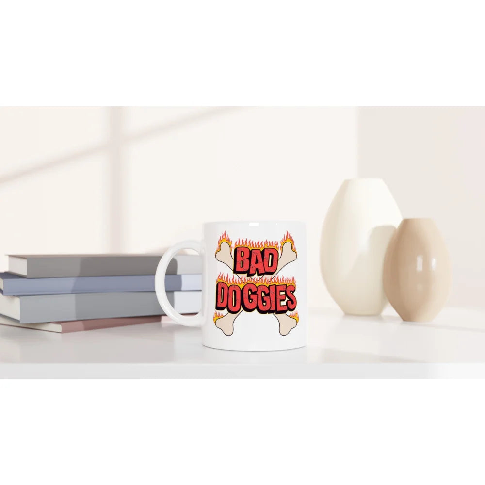 Mug blanc avec texte âBAD DOGGIESâ et illustrations de chiens de bande dessinĂ©e.