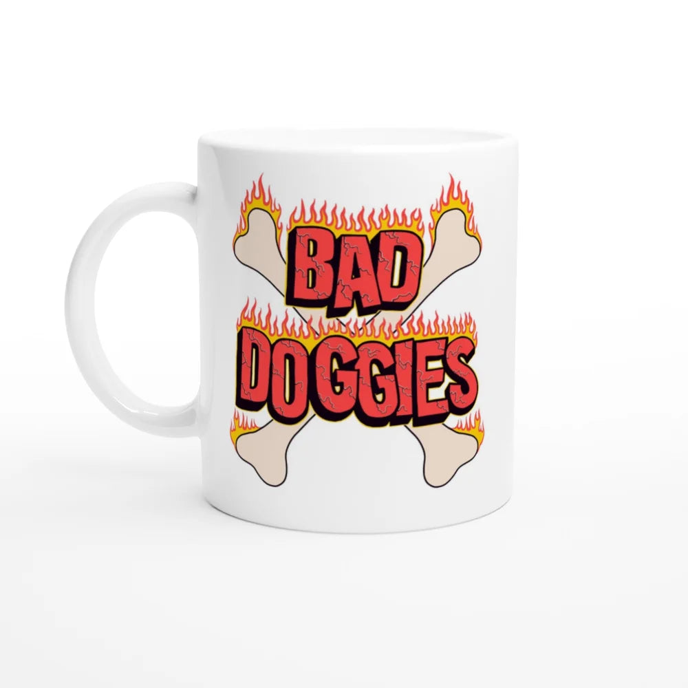 Mug en cĂ©ramique blanche avec un design graphique âBad Doggiesâ avec des flammes et des os de chien.