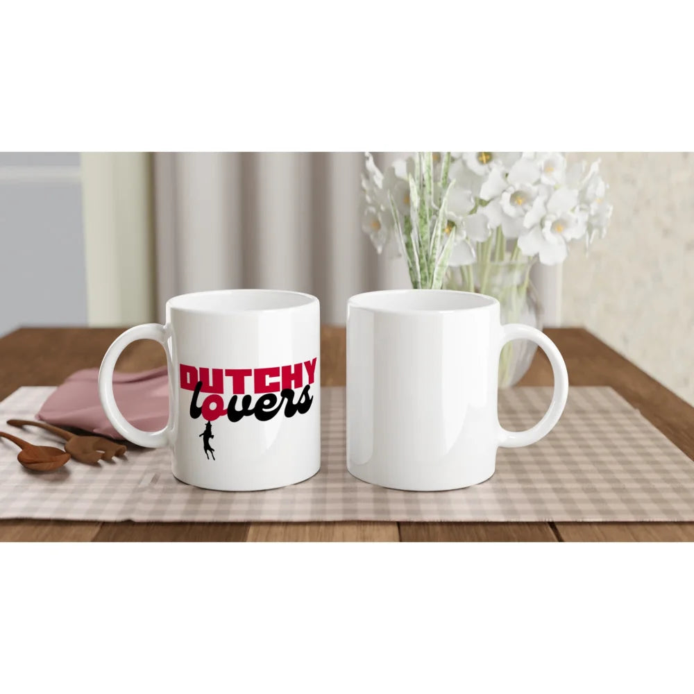 Deux tasses Ă cafĂ© en cĂ©ramique blanche, dont lâune porte lâinscription âDutchy Loversâ.