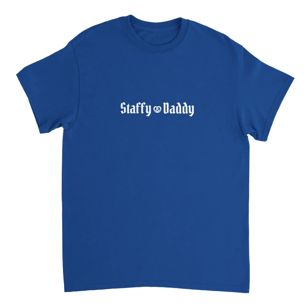T-shirt bleu avec โStaffy Daddyโ imprimรฉ en blanc sur le devant.