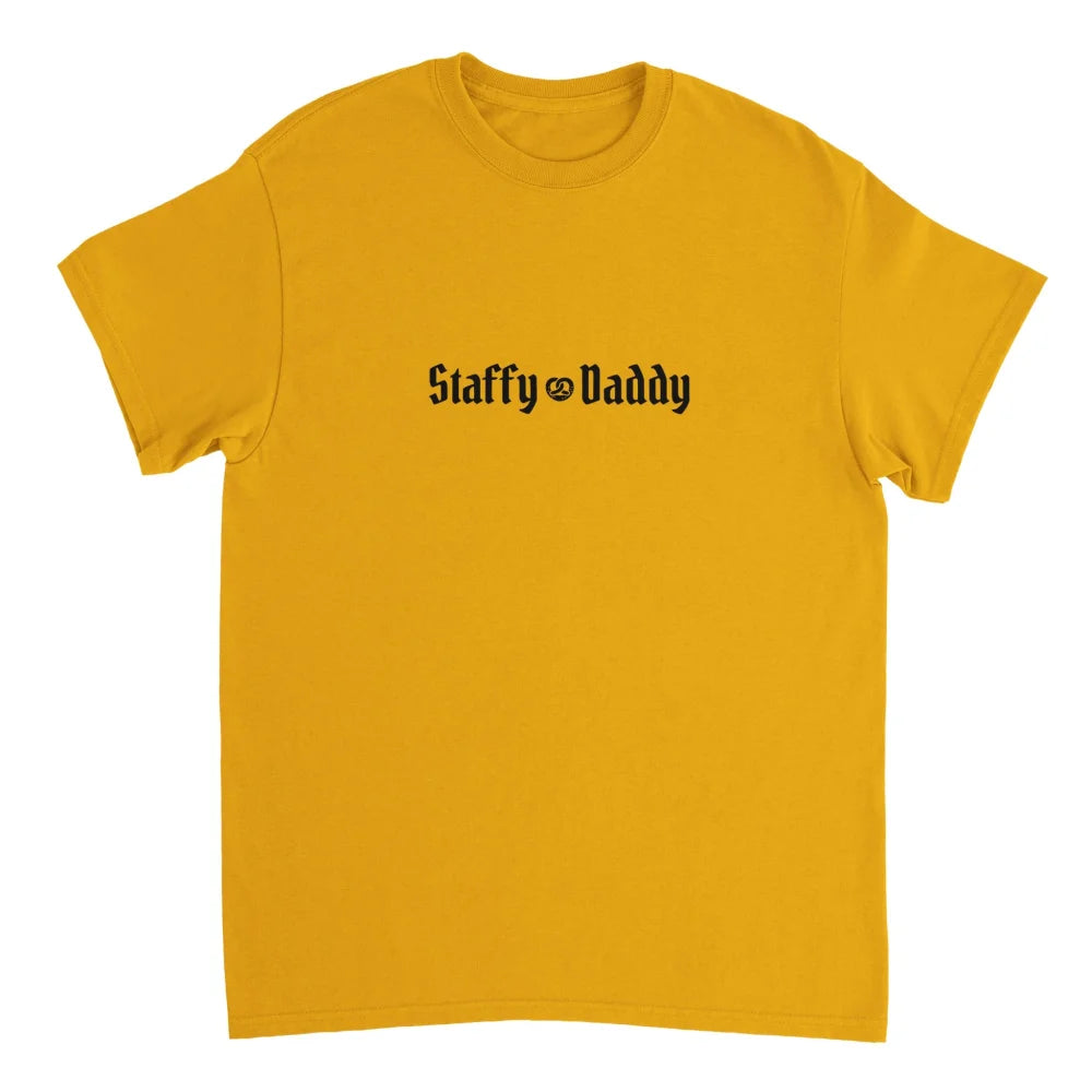 T-shirt jaune avec โStaffy Daddyโ imprimรฉ en noir sur le devant.