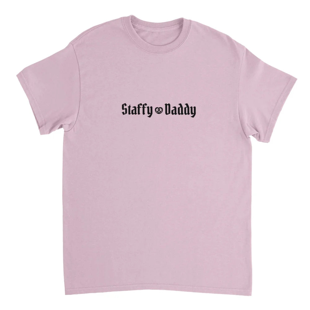 T-shirt rose clair avec โStaffy Daddyโ imprimรฉ en noir sur le devant.