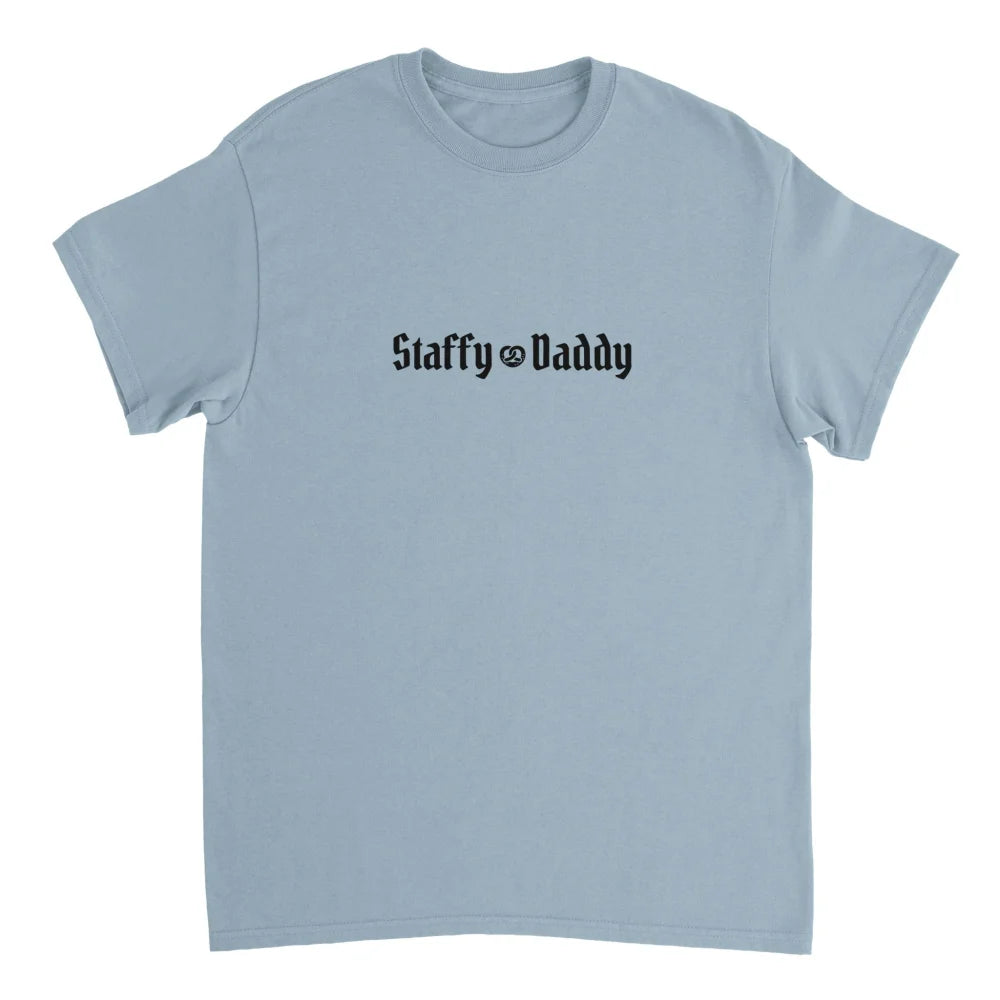 T-shirt bleu clair avec โStaffy Daddyโ imprimรฉ en noir sur le devant.