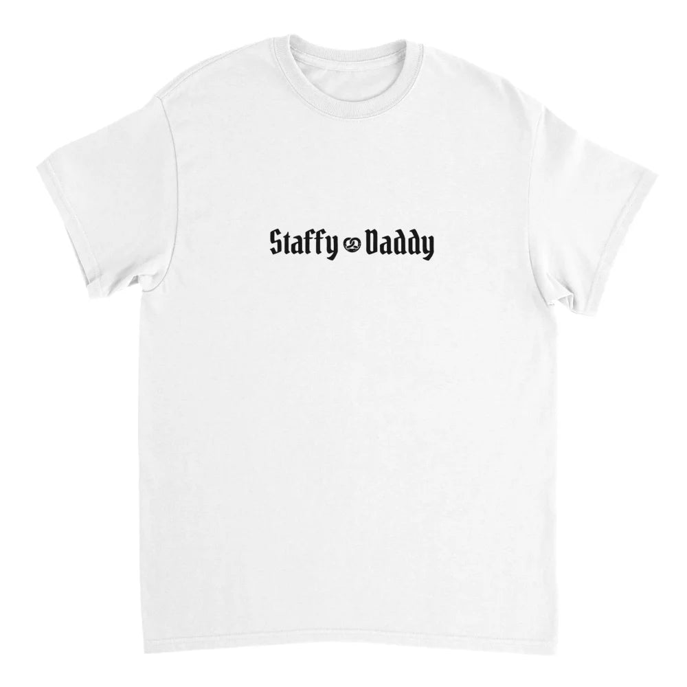T-shirt blanc avec texte โStaffy Daddyโ imprimรฉ en noir.