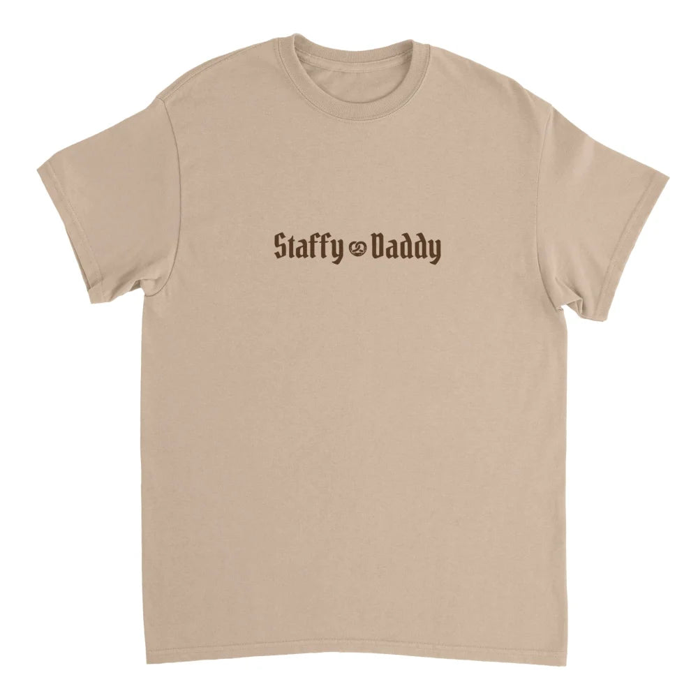 T-shirt beige avec โStaffy Daddyโ imprimรฉ en texte foncรฉ sur la poitrine.