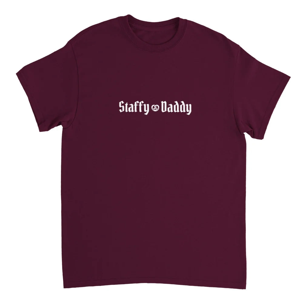 T-shirt marron avec texte โStaffy Daddyโ imprimรฉ en blanc.