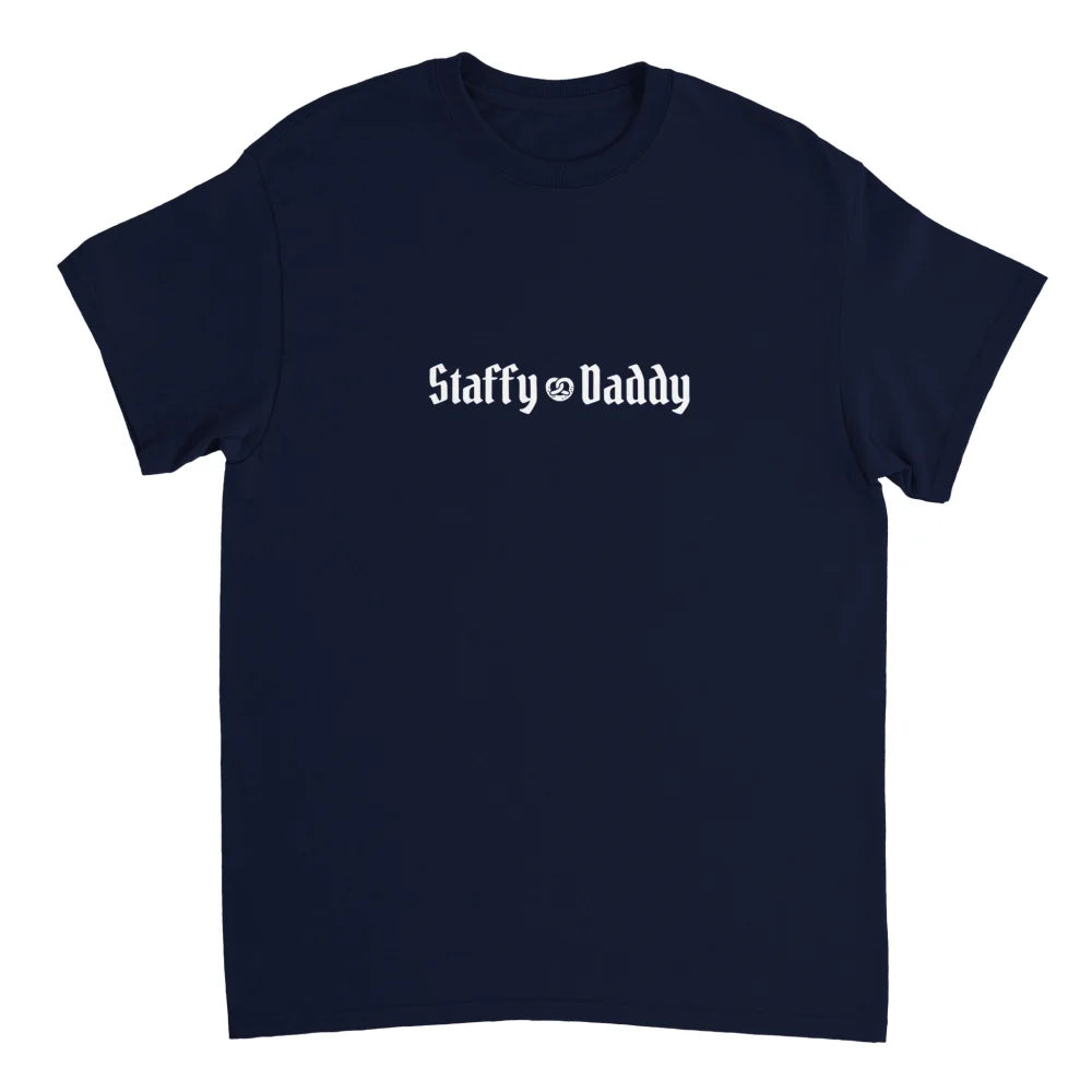 T-shirt bleu marine avec โStaffy Daddyโ imprimรฉ en blanc sur le devant.