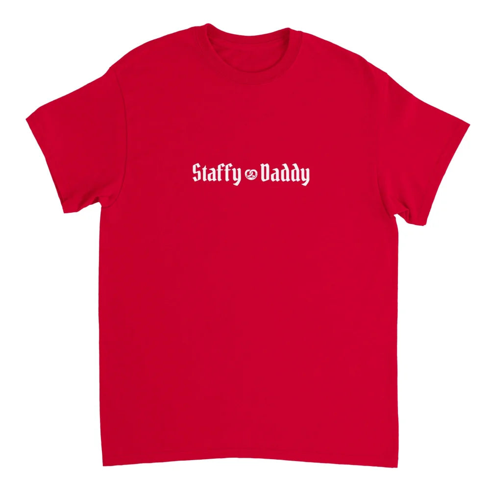 T-shirt rouge avec texte โStaffy Daddyโ imprimรฉ en blanc.