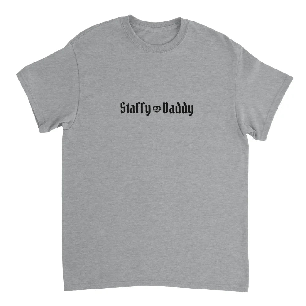 T-shirt gris avec โStaffy Daddyโ imprimรฉ en noir sur le devant.