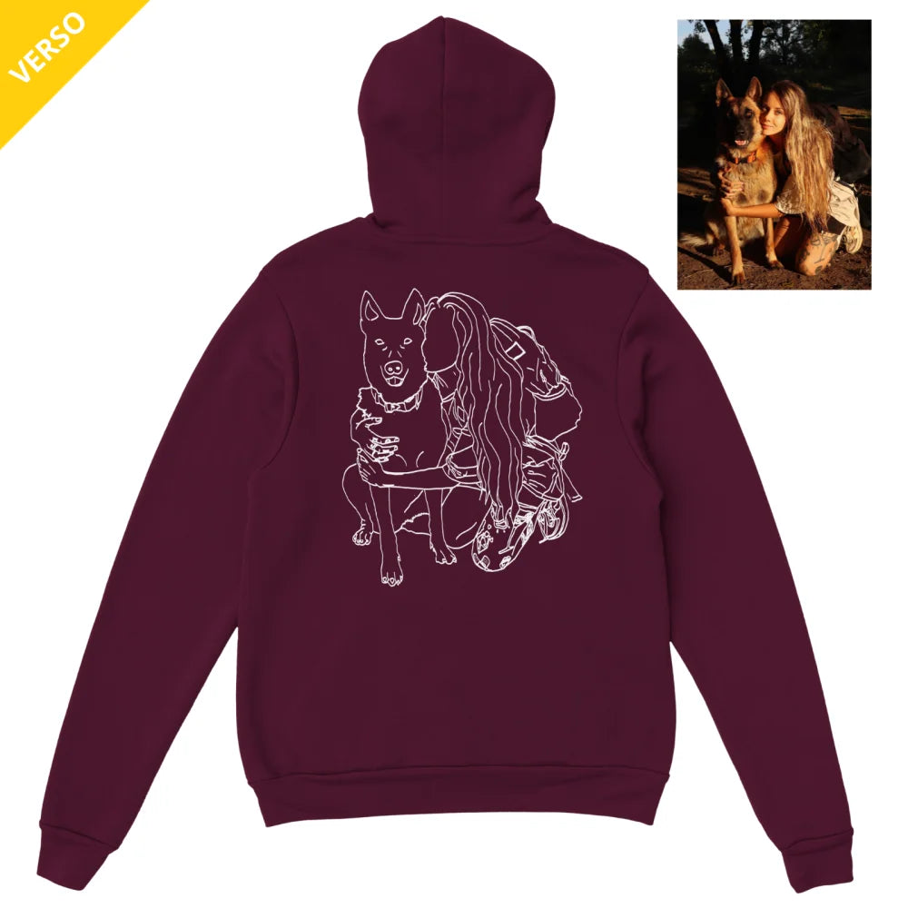 Sweat à capuche de couleur bourgogne avec un dessin de chiens dans le dos.
