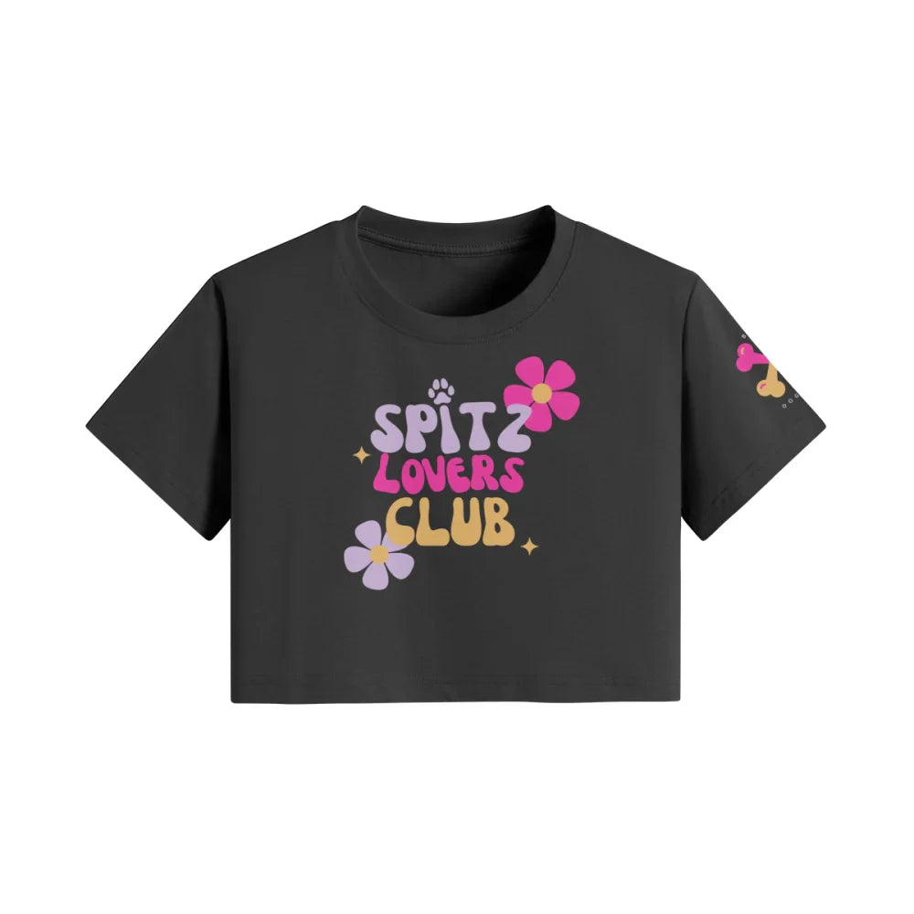 T-shirt noir avec texte coloré ’Spicy Lovers Club’ et motifs floraux.