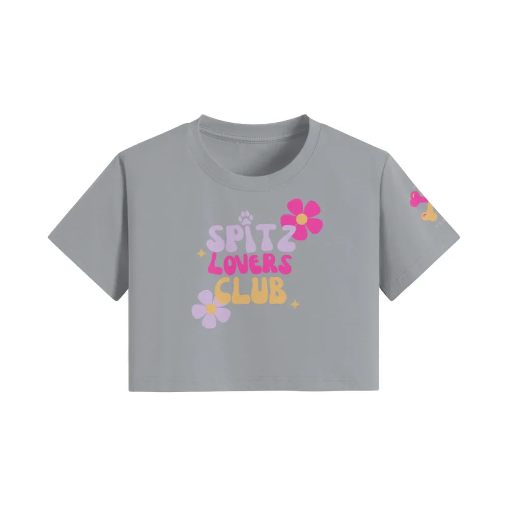 T-shirt gris avec texte coloré ’Spicy Lovers Club’ et motifs floraux.