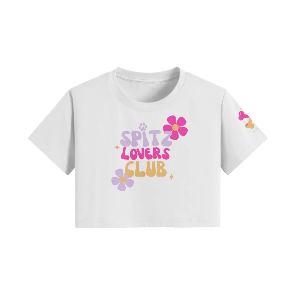 T-shirt blanc avec texte coloré ’Spicy Lovers Club’ et motifs floraux.