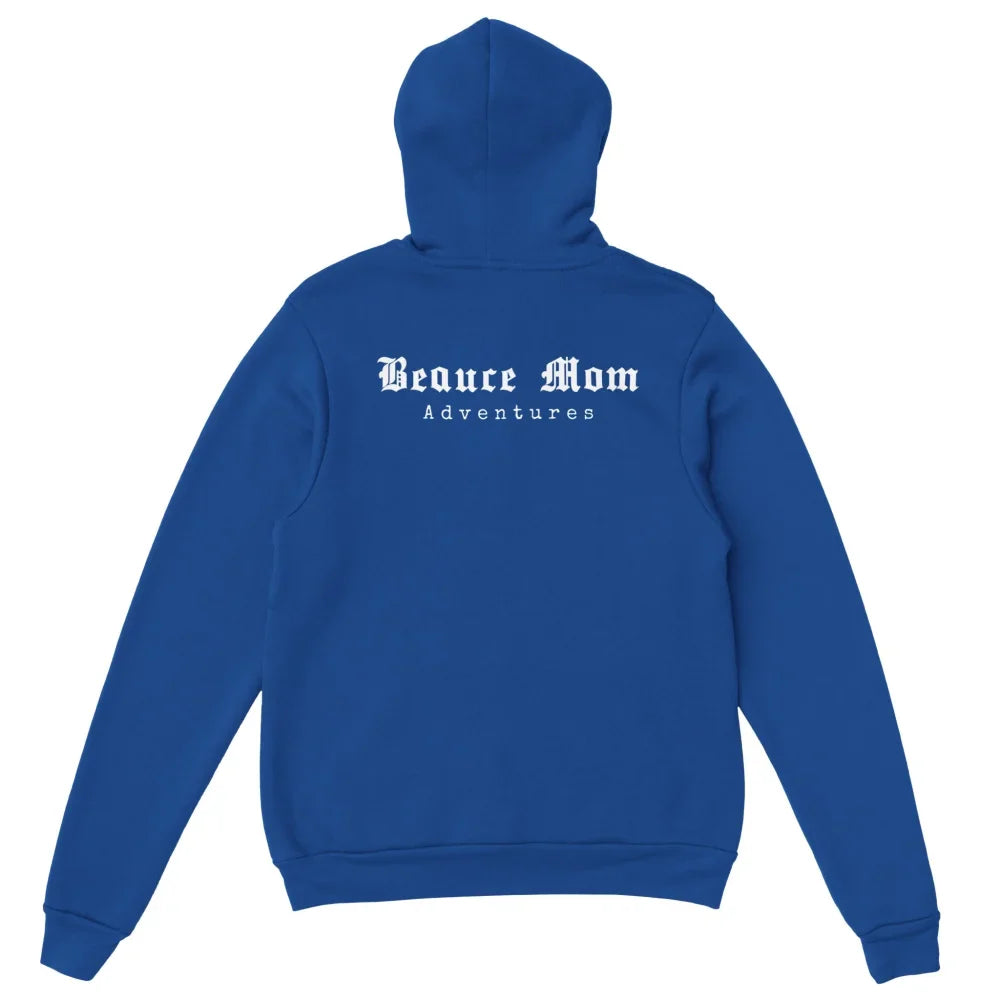 Sweat à capuche bleu avec texte ’Beauce Mom’ imprimé dans le dos.