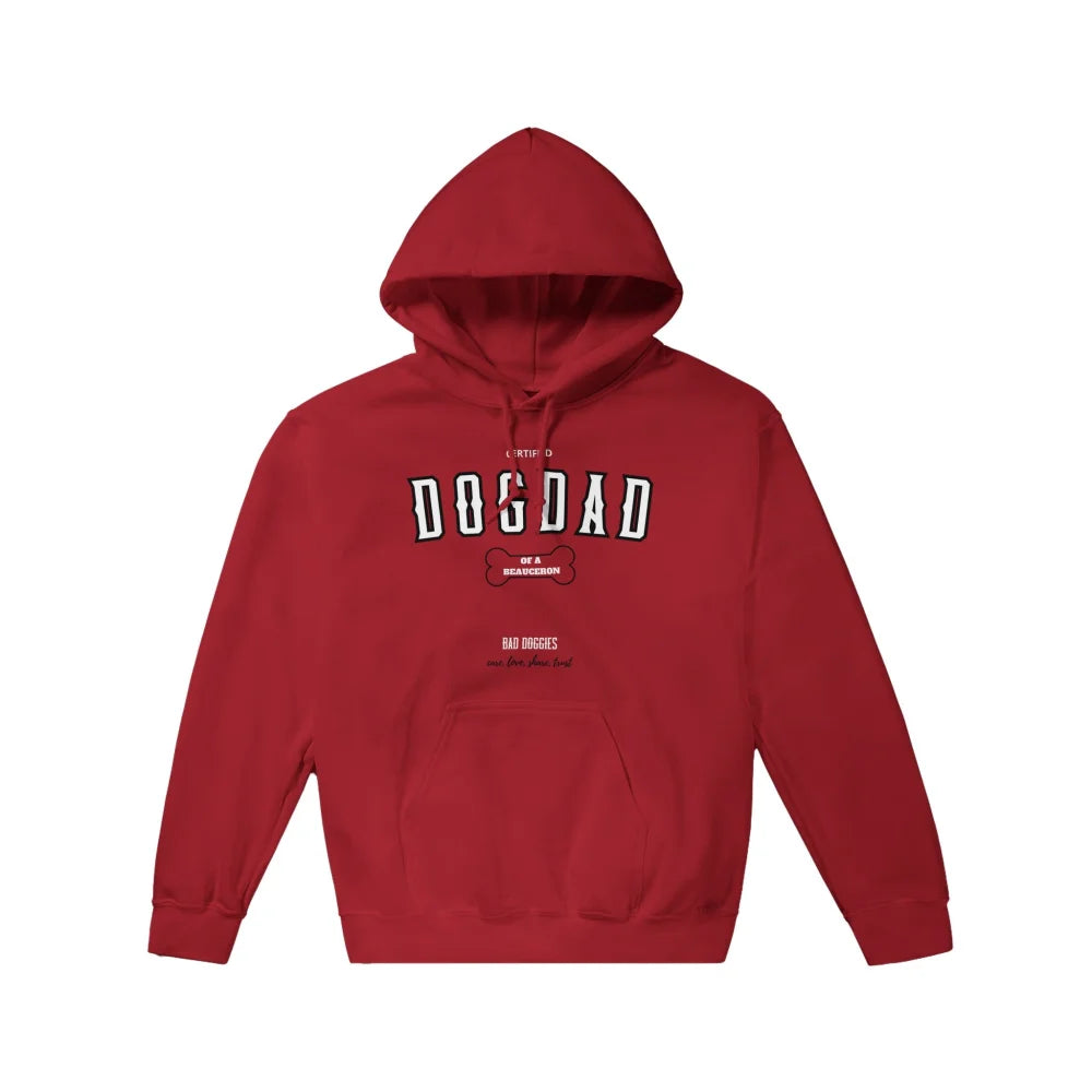 Sweat à capuche rouge avec l’inscription ’DOGDAD’ sur le devant.