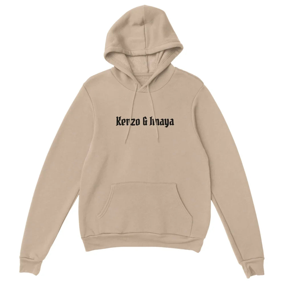 Sweat à capuche beige avec texte ’Kerzo & Anaya’ imprimé sur le devant.