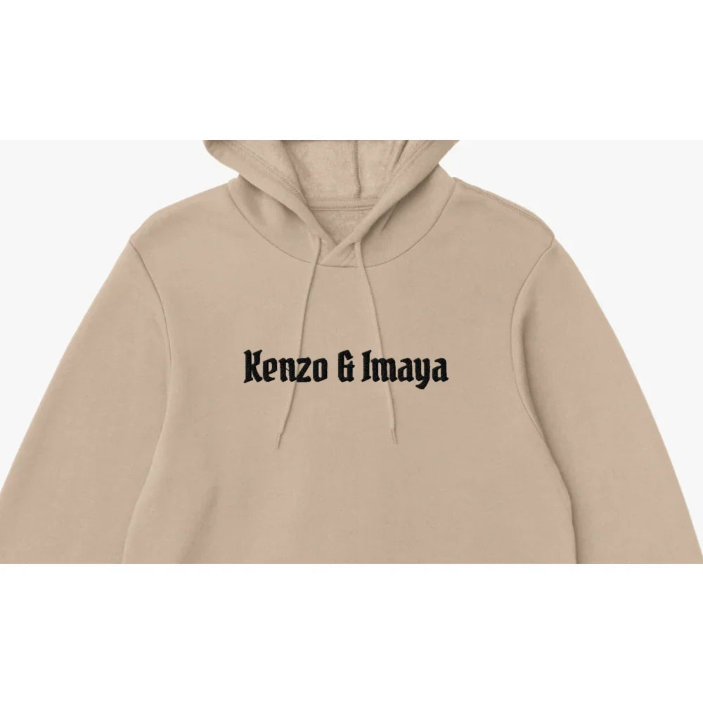 Sweat à capuche beige avec texte ’Kenzo & Imaya’ imprimé sur le devant.