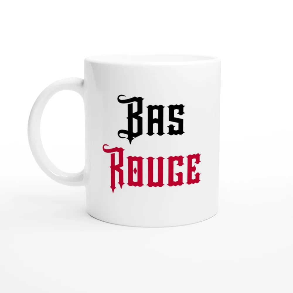 Mug en céramique blanche avec l’inscription ’Bas Rouge’ en lettres noires et rouges de style gothique.