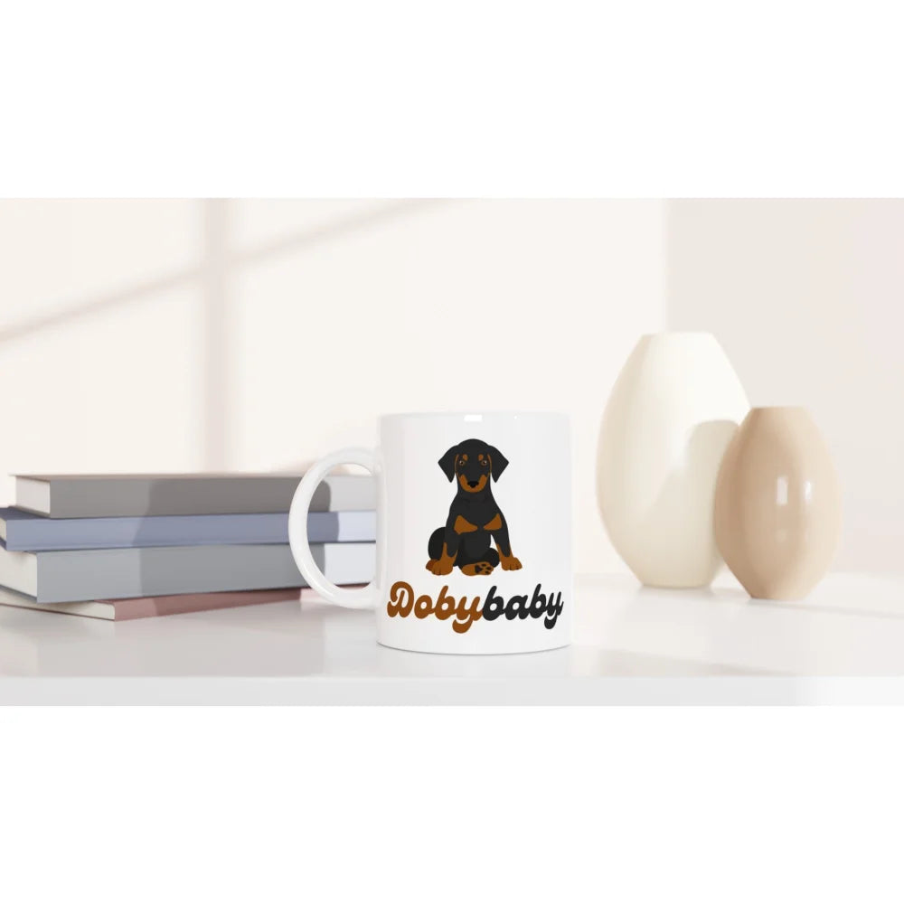 Tasse à café blanche représentant un chien noir et le texte ’Dobybaby’.