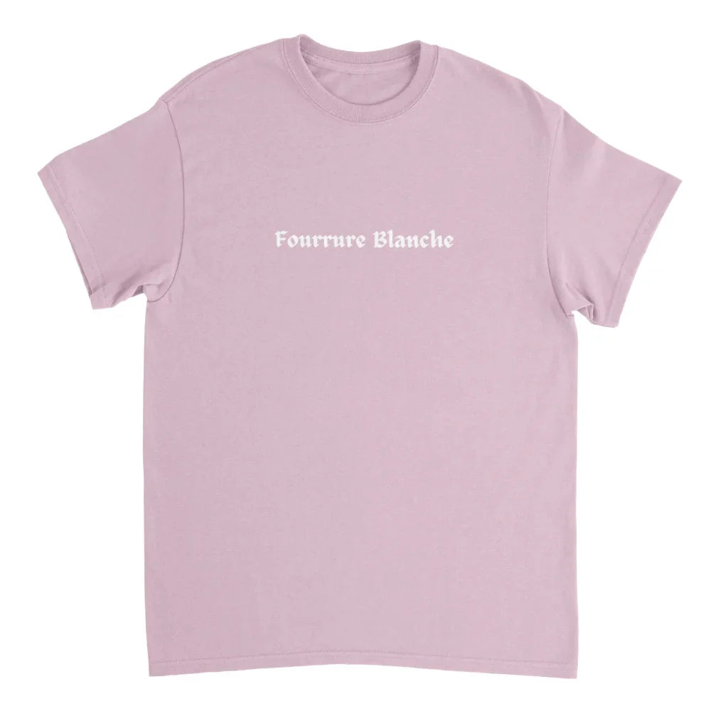 T-shirt rose clair avec texte blanc ’Fourrure Blanche’ sur le devant.