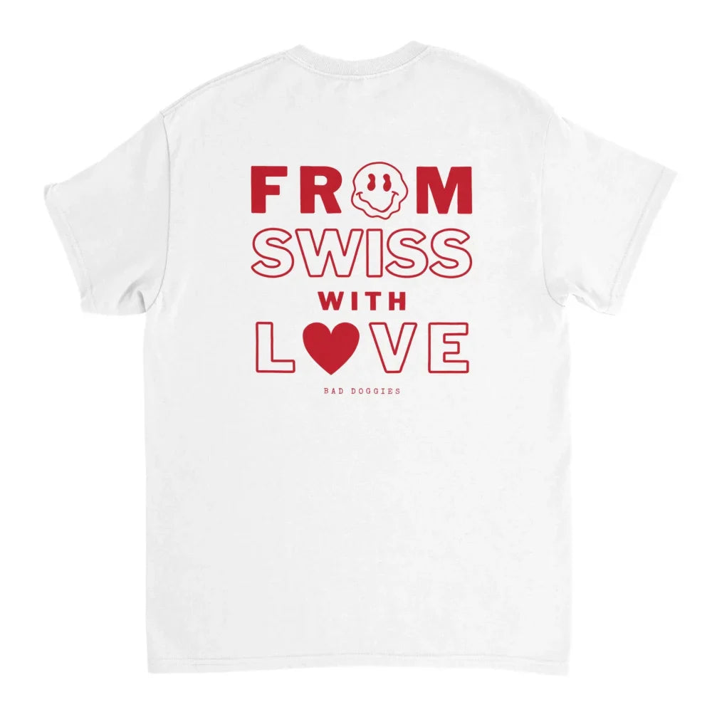 T-shirt blanc avec texte rouge ’FROM SWISS WITH LOVE’ et un smiley.