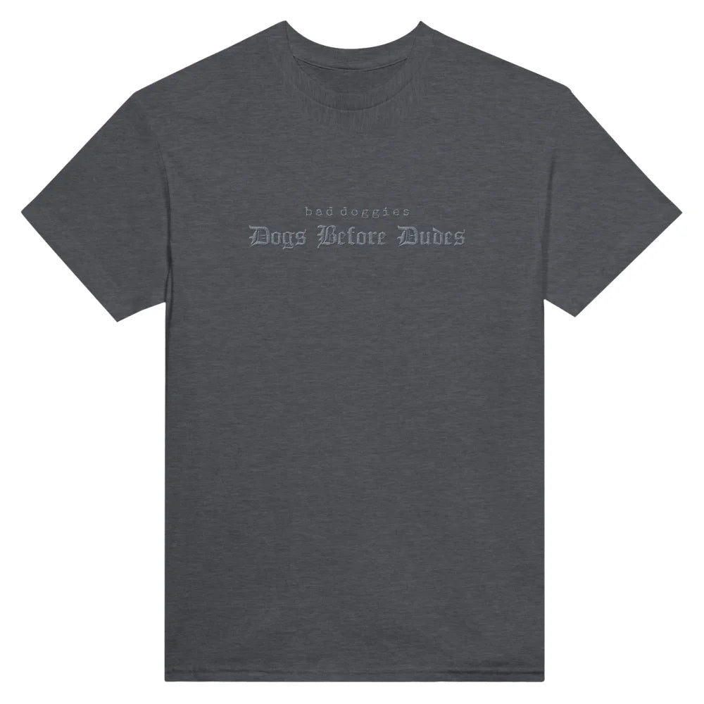 T-shirt BRODÉ - Dogs Before Dudes. ✌️ - Dark Grey / S