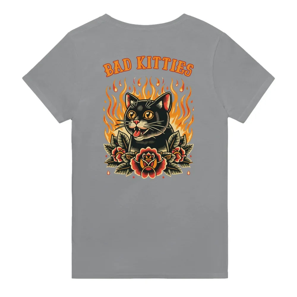 T-shirt gris représentant un chat noir entouré de flammes et de roses avec le texte ’BAD KITTIES’ au-dessus.