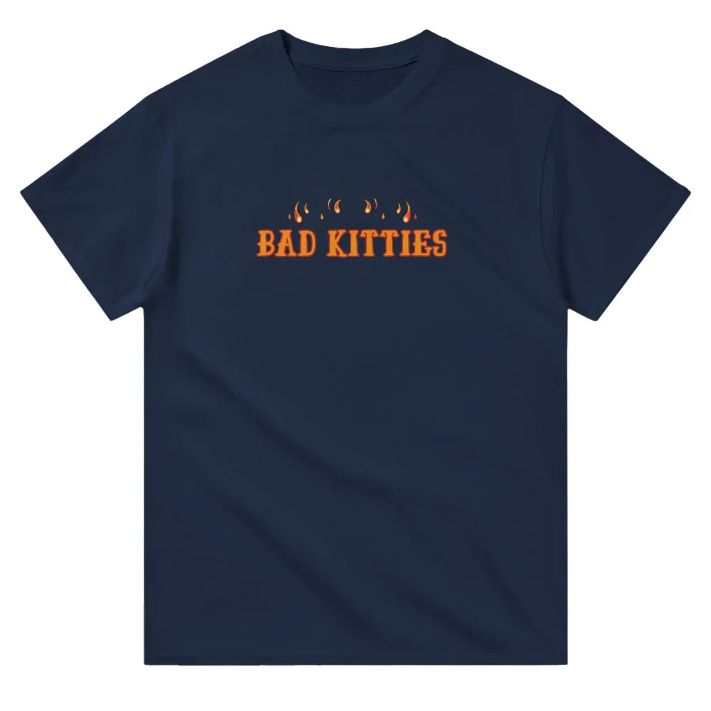 T-shirt bleu marine avec ’BAD KITTIES’ imprimé en orange et des empreintes de pattes de chat au-dessus.