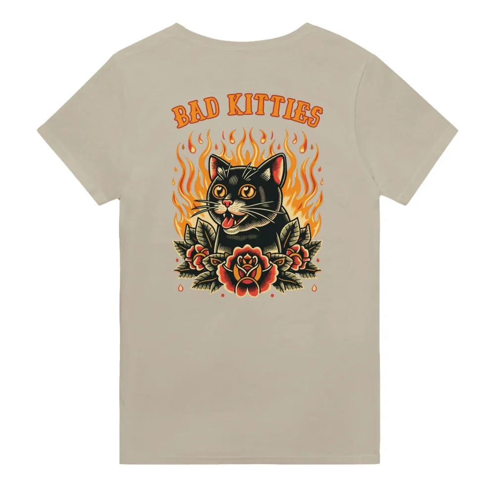 T-shirt beige avec un graphisme coloré ’Bad Kitties’ représentant un chat noir entouré de flammes et de roses.