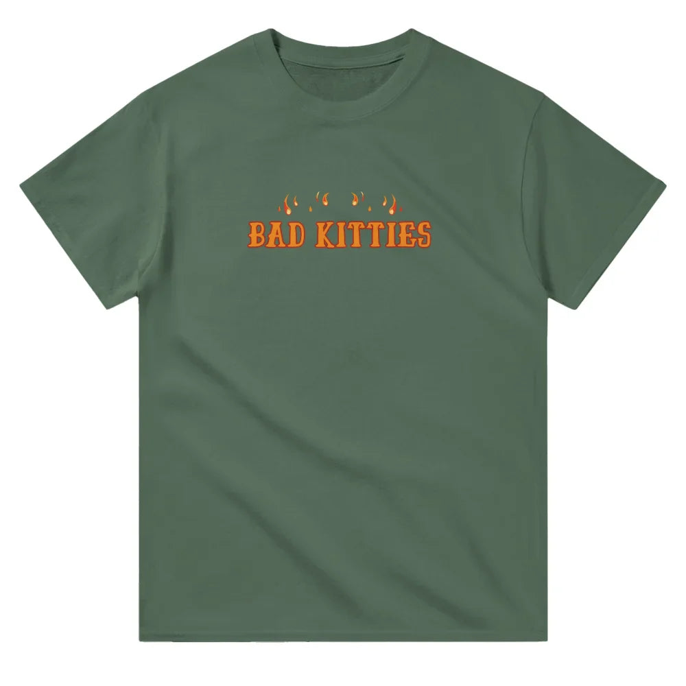 T-shirt vert avec ’BAD KITTIES’ imprimé en orange et des empreintes de pattes de chat au-dessus.