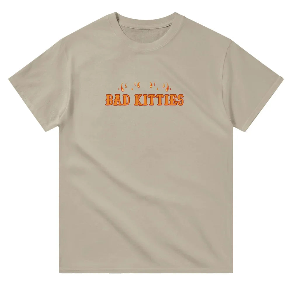 T-shirt beige avec texte orange ’BAD KITTIES’ imprimé sur le devant.