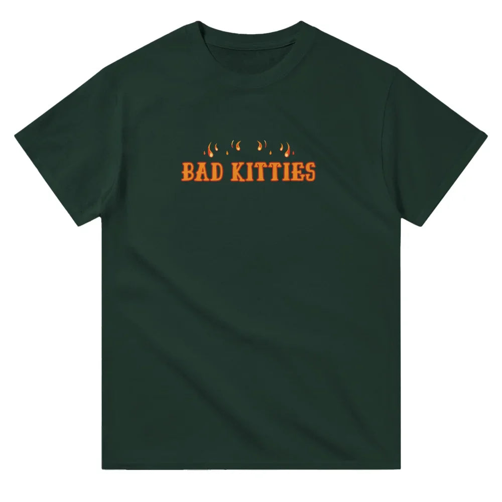 T-shirt vert foncé avec ’BAD KITTIES’ imprimé en orange et des empreintes de pattes de chat au-dessus.